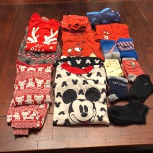 🎄Kids 4 set of pjs size 5-6 7pairs of Sox 2toys
